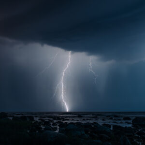 Kraftiga blixtnedslag över havet vid Själsö på Gotland under ett dramatiskt åskväder.