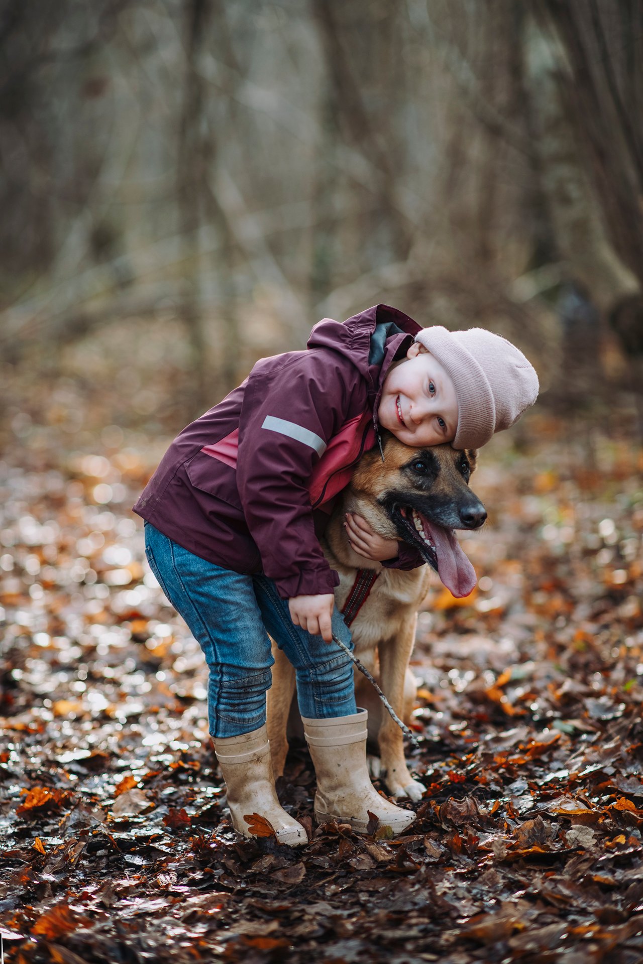 Barn kramar familjens hund i skogen