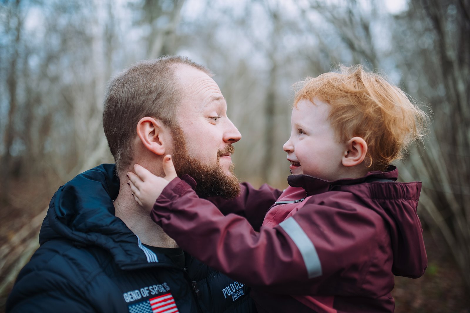 Pappa och dotter skrattar tillsammans i skogen