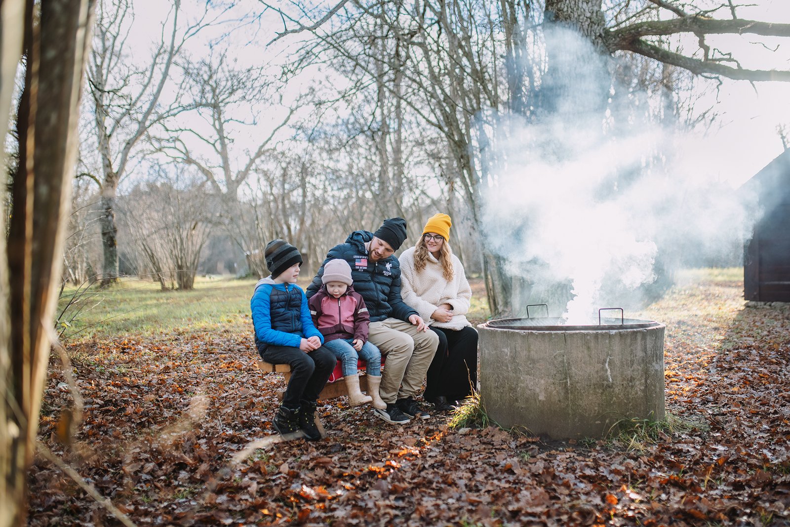 amilj njuter av picknick vid eldstad med rök i bakgrunden