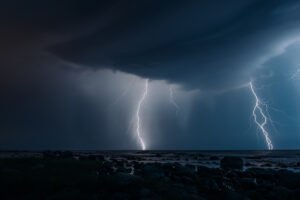 Kraftiga blixtnedslag över havet vid Själsö på Gotland under ett dramatiskt åskväder.