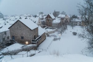 Snötäckt Visby från Klinten - vinter över gamla stan